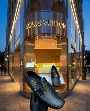 Loui_s vuitton black gold logo premium leather loafer