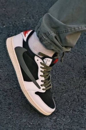 RETRO 1 LOW TRAVIS SCOTT OLIVE GREEN