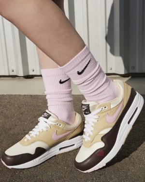 NIK E Air Max 1 Valentine s Day Scoops Up Stussy s