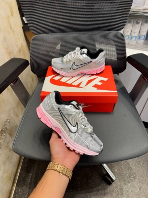 Ni_ke zoom vomero 5 metallic silver pink