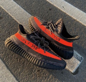 Adida_s Yeezy 350 v2 Carbon Beluga