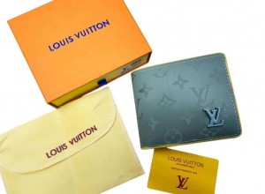 LOUIS VUITTO_N WALLET WITH OG BOX CARD