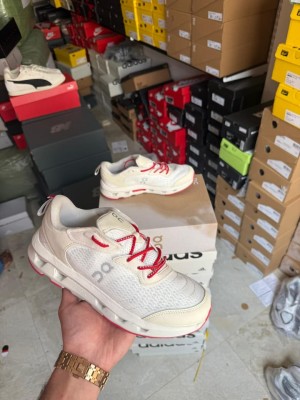 On Running Cloudzone Moon Zendaya Ivory Wolf