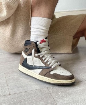 AIR JORDAN RETRO 1 HIGH TRAVIS SCOTT DARK MOCHA