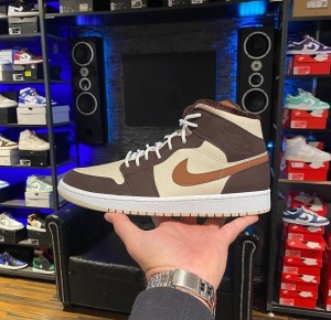 N_ike Air Jordan Retro 1 Mid Brown Basalt Oatmeal Mocha